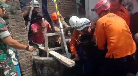 Proses evakuasi seorang pria yang nekat meceburkan diri ke sumur warga Dusun Gumulan 1, Desa Gumulan, Kecamatan Kesamben, Jombang