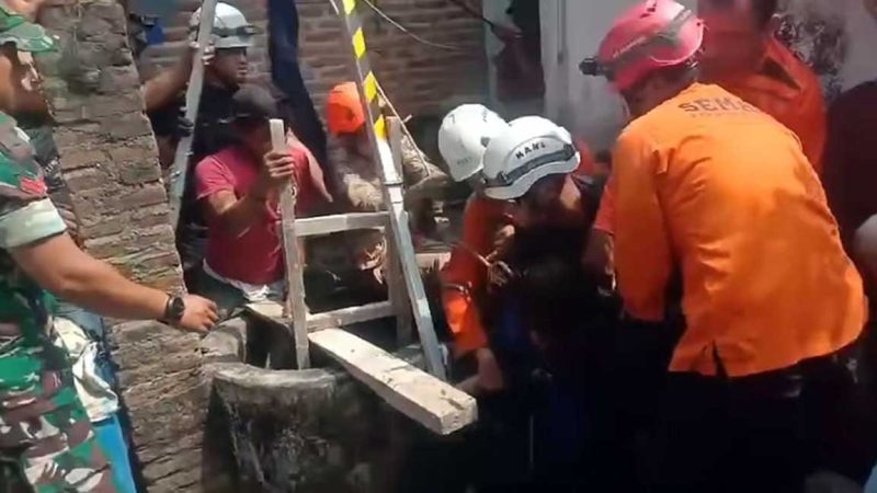 Proses evakuasi seorang pria yang nekat meceburkan diri ke sumur warga Dusun Gumulan 1, Desa Gumulan, Kecamatan Kesamben, Jombang