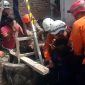 Proses evakuasi seorang pria yang nekat meceburkan diri ke sumur warga Dusun Gumulan 1, Desa Gumulan, Kecamatan Kesamben, Jombang