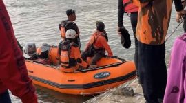 Tim Sar saat melakukan pencarian pemuda tenggelam di SUngai Brantas wilayah Desa Tapen, Kecamatan Kudu, Kabupaten Jombang