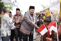 Bupati Jombang Warsubi meletakkan batu pertama pembangunan SD Ar-Rahman Green School Jombang.