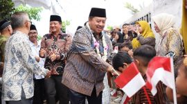 Bupati Jombang Warsubi meletakkan batu pertama pembangunan SD Ar-Rahman Green School Jombang.