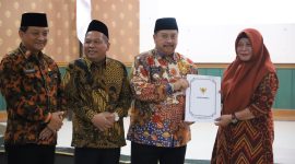 Bupati Jombang Warsubi memberikan SK Purnatugas ASN di Ruang Bung Tomo.