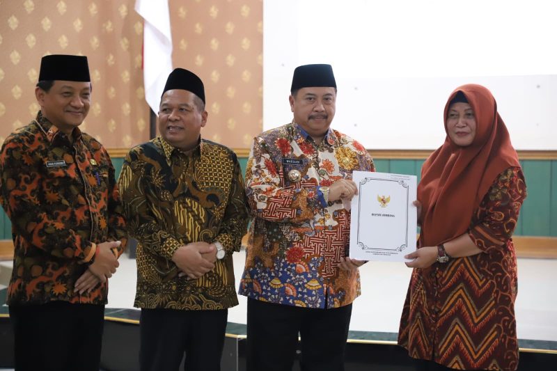 Bupati Jombang Warsubi memberikan SK Purnatugas ASN di Ruang Bung Tomo.