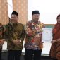 Bupati Jombang Warsubi memberikan SK Purnatugas ASN di Ruang Bung Tomo.