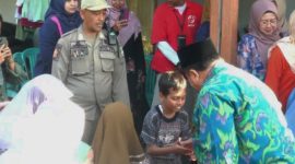 Bupati Jombang Warsubi mendatangi Sulton, bocah 7 tahun penderita jantung bawaan.