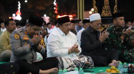 Bupati Jombang Warsubi saat mengikuti doa bersama lintas agama di Pendopo.