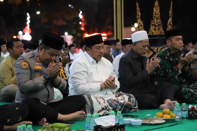 Bupati Jombang Warsubi saat mengikuti doa bersama lintas agama di Pendopo.