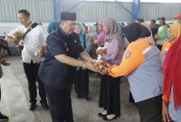 Bupati Jombang Warsubi turun langsung membagikan tomat gratis di area antrean pelayanan Dispendukcapil dan di Tempat Pemrosesan Akhir (TPA) Jombang.