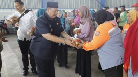 Bupati Jombang Warsubi turun langsung membagikan tomat gratis di area antrean pelayanan Dispendukcapil dan di Tempat Pemrosesan Akhir (TPA) Jombang.