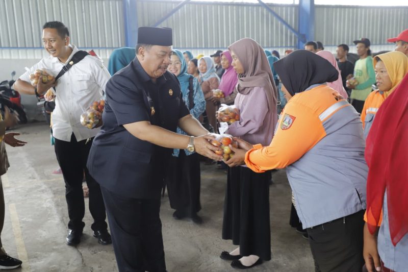 Bupati Jombang Warsubi turun langsung membagikan tomat gratis di area antrean pelayanan Dispendukcapil dan di Tempat Pemrosesan Akhir (TPA) Jombang.