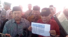 Bupati Jombang Warsubi turun langsung menjawab keresahan warga mengenai kenaikan PBB-P2 di Kebonrojo Jombang.