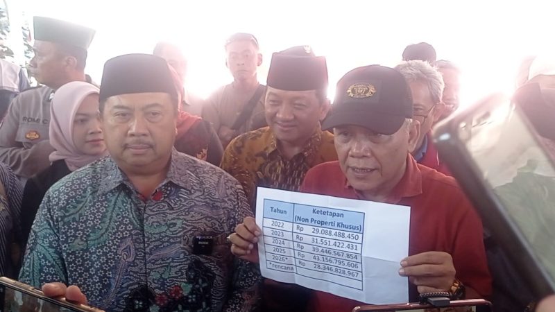 Bupati Jombang Warsubi turun langsung menjawab keresahan warga mengenai kenaikan PBB-P2 di Kebonrojo Jombang.