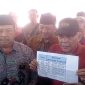 Bupati Jombang Warsubi turun langsung menjawab keresahan warga mengenai kenaikan PBB-P2 di Kebonrojo Jombang.
