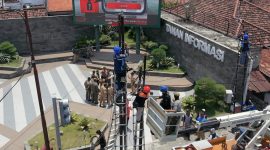 Tiang dan kabel FO di Taman Informasi Jombang yang semrawut, kini dirapikan.