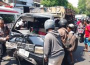 Adu Banteng Pikap dan Motor di Simpang Penarip Mojokerto, Lima Orang Dilarikan ke RS