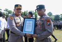 Kapolres Jombang AKBP Ardi Kurniawan beri anugerahkan penghargaan personel berprestasi.