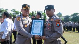 Kapolres Jombang AKBP Ardi Kurniawan beri anugerahkan penghargaan personel berprestasi.