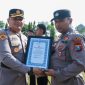 Kapolres Jombang AKBP Ardi Kurniawan beri anugerahkan penghargaan personel berprestasi.