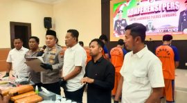 Kapolres Jombang AKBP Ardi Kurniawan dan Kasatresnarkoba Polres Jombang Iptu Bowo Tri Kuncoro dalam konfrensi pers Tumpas Narkoba 2025.