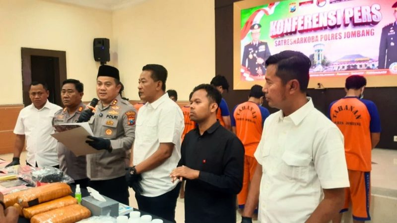 Kapolres Jombang AKBP Ardi Kurniawan dan Kasatresnarkoba Polres Jombang Iptu Bowo Tri Kuncoro dalam konfrensi pers Tumpas Narkoba 2025.