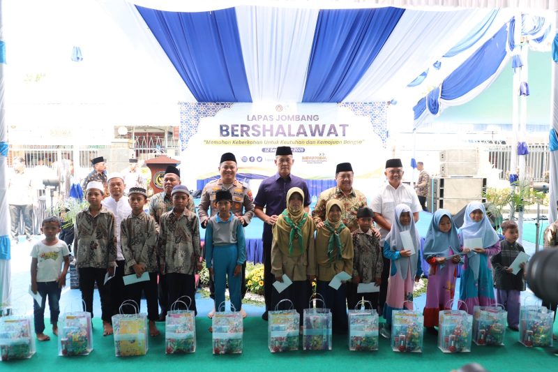 Kepala Kanwil Ditjenpas Jawa Timur, Kadiyono, Bupati Jombang Warsubi, Wakil Bupati Salmanudin, Forkopimda dalam acara Maulid Nabi di Lapas Kelas IIB Jombang.