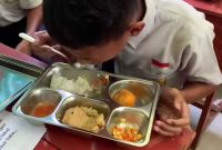 Siswa SMP di Jombang menikmati makanan dari program MBG. 