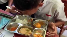 Siswa SMP di Jombang menikmati makanan dari program MBG. 