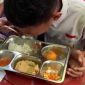 Siswa SMP di Jombang menikmati makanan dari program MBG. 
