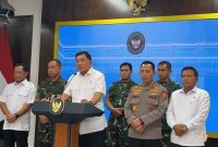 Menhan Sjafrie menegaskan TNI dan Polri wajib lindungi rumah pejabat dari penjarahan.