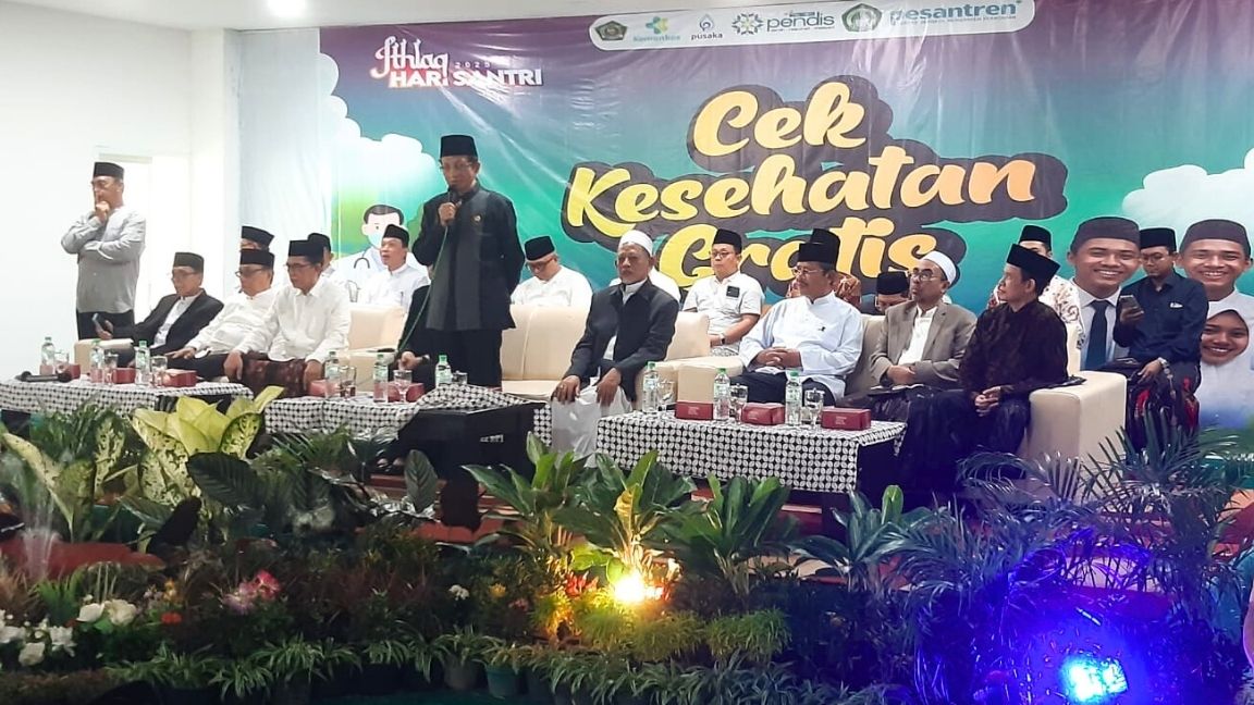 Kunjungi Ponpes Darul Ulum Jombang, Menteri Agama RI Puji Program Makan Bergizi Gratis Bandingkan dengan Amerika 1 Menteri Agama RI Prof. Dr. KH Nasaruddin Umar MA saat memberikan arahan dan sambutan di Ponpes Darul Ulum Jombang