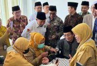 Menteri Agama RI Prof. Dr. KH Nasaruddin Umar, MA saat periksa kesehatan gratis di Ponpes Darul Ulum Jombang hari ini, Kamis 22 September 2025.
