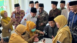 Menteri Agama RI Prof. Dr. KH Nasaruddin Umar, MA saat periksa kesehatan gratis di Ponpes Darul Ulum Jombang hari ini, Kamis 22 September 2025.