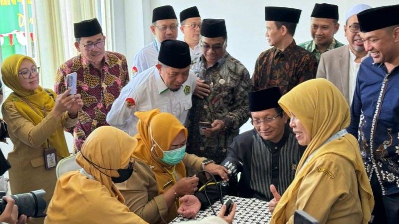 Menteri Agama RI Prof. Dr. KH Nasaruddin Umar, MA saat periksa kesehatan gratis di Ponpes Darul Ulum Jombang hari ini, Kamis 22 September 2025.