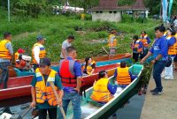 Pertamina area SulutGo dan HIMPANA tebar ribuan bibit ikan di Danau Tondano.