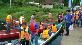 Pertamina area SulutGo dan HIMPANA tebar ribuan bibit ikan di Danau Tondano.