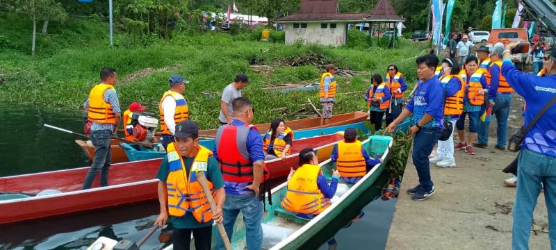Pertamina area SulutGo dan HIMPANA tebar ribuan bibit ikan di Danau Tondano.