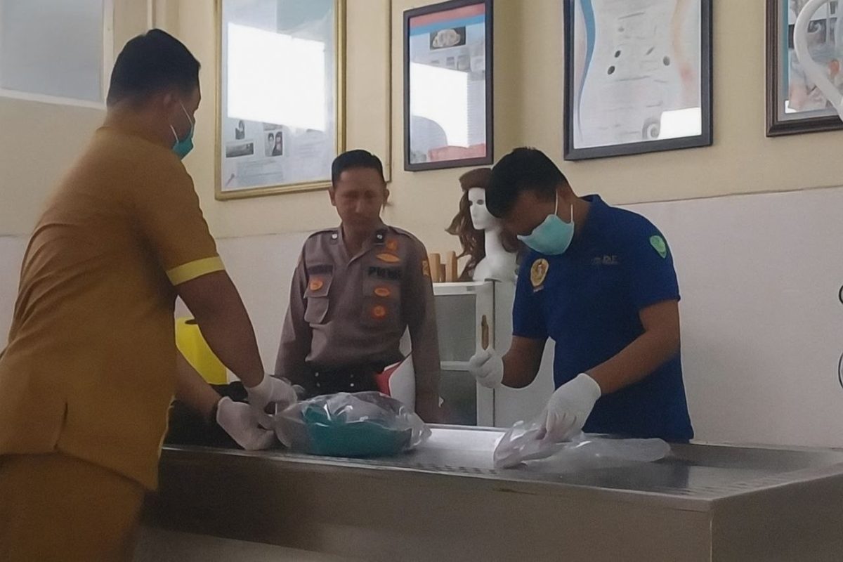 Potongan tubuh korban mutilasi Pacet disusun tim forensik RS Bhayangkara Pusdik Gakkum Porong-Sidoarjo.