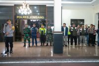 Ratusan TNI dan Polri turun ke jalan untuk amankan Jombang.