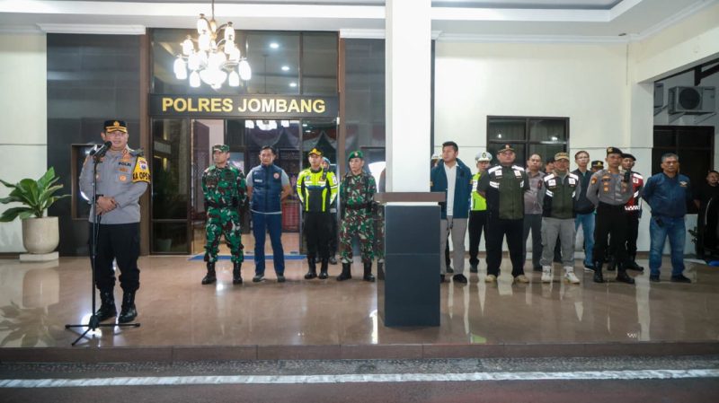 Ratusan TNI dan Polri turun ke jalan untuk amankan Jombang.