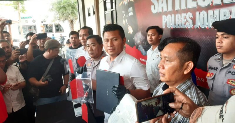 Kasatreskrim Polres Jombang AKP Margono Suhendra saat konfrensi pers tentang pembobolan sekolahan.