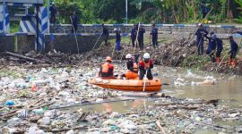 Bersih sampah dalam acara World Cleanup Day (WCD) 2025 di Dam Jetis, Desa Mancilan, Kecamatan Mojoagung, Kabupaten Jombang.