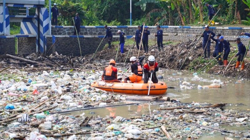Bersih sampah dalam acara World Cleanup Day (WCD) 2025 di Dam Jetis, Desa Mancilan, Kecamatan Mojoagung, Kabupaten Jombang.