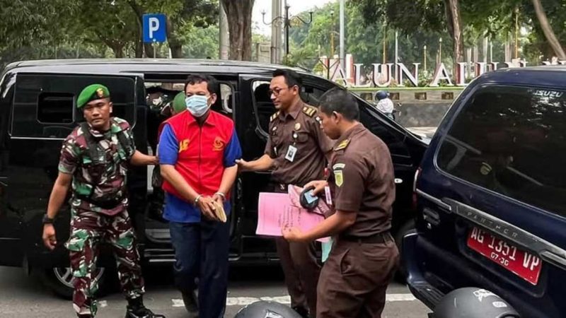 Kades Dadapan, Yuliantono, digiring petugas Kejari setempat masuk sel tahanan, setelah ditetapkan tersangka korupsi APBDes.