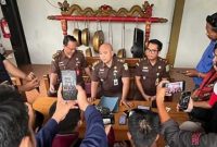 Kejari Nganjuk saat konferensi pers terkait penetapan Kades Dadapan sebagai Tersangka kasus dugaan korupsi APBDes.