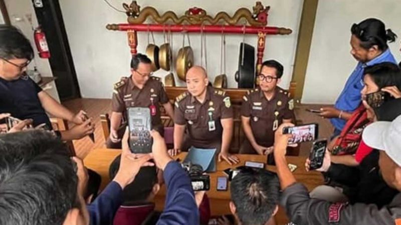 Kejari Nganjuk saat konferensi pers terkait penetapan Kades Dadapan sebagai Tersangka kasus dugaan korupsi APBDes.