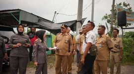 Plt Kepala Satpol PP Jombang, Purwanto didampingi Kepala Diskominfo melakukan operasi penertiban kabel FO internet di tiga kecamatan sebagai titik fokus penertibah, Selasa (16/9/2025) siang. 