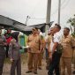 Plt Kepala Satpol PP Jombang, Purwanto didampingi Kepala Diskominfo melakukan operasi penertiban kabel FO internet di tiga kecamatan sebagai titik fokus penertibah, Selasa (16/9/2025) siang. 