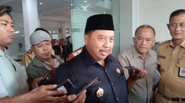 Bupati Jombang Warsubi.