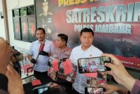 Kasatreskrim Polres Jombang AKP Margono Suhendra saat konfrensi pers pembobolan toko sembato di Sumobito.